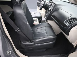 Used 2013 Chrysler Town & Country Touring — thumbnail 17